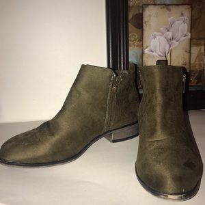 Rouge helium Olive green ankle boots